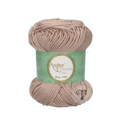 Novelo de fio bege claro com etiqueta verde Anchor Creativa Fino