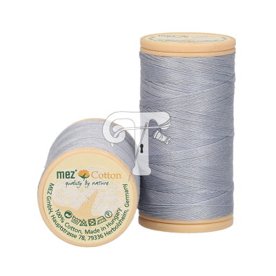 Dois carretéis de linha cinza claro Mez Cotton com bases bege e texto na base.