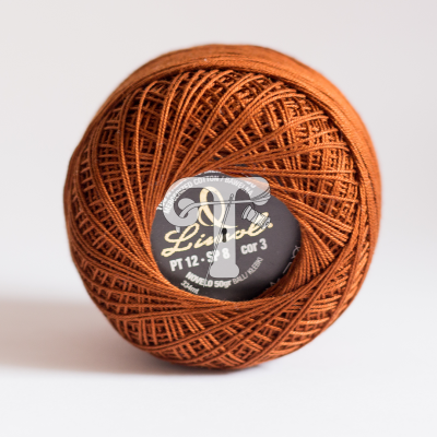 Rolo de linha de algodão castanha com etiqueta preta e branca