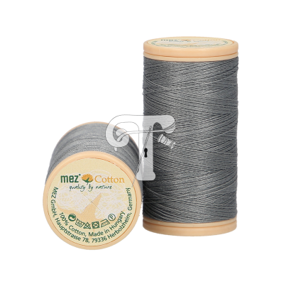 Dois carretéis de linha cinza escuro com rótulo verde e bege ao fundo branco