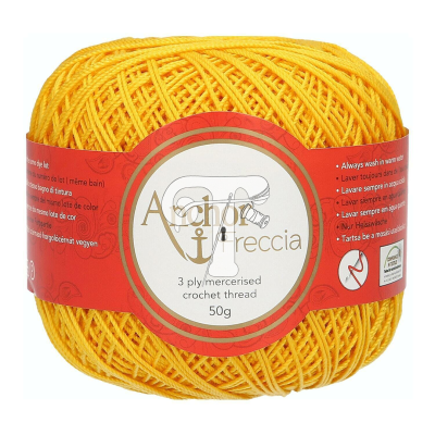 Novelo amarelo de linha de croché mercerizada com rótulo vermelho