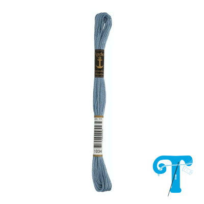 Skein de linha azul claro para bordado com etiqueta preta e dourada