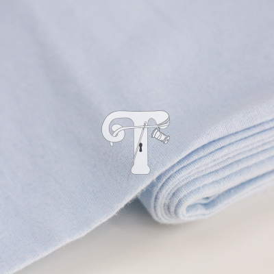 Tecido azul claro enrolado com textura suave