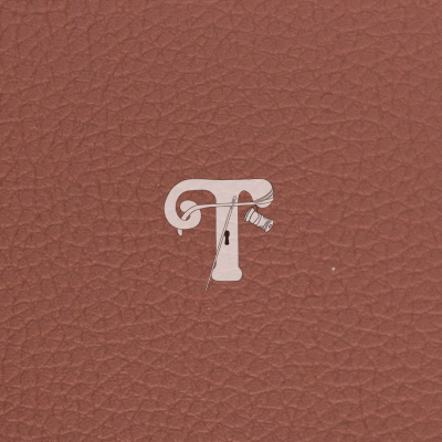 Padrão de couro castanho com logotipo branco em forma de T com agulha e linha