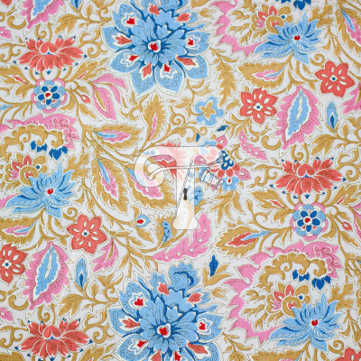 Tecido floral colorido com padrão detalhado em azul, vermelho, rosa e dourado
