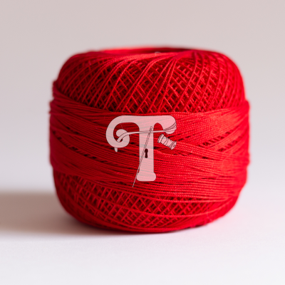 Roseta de fio vermelho com letra T branca sobreposta