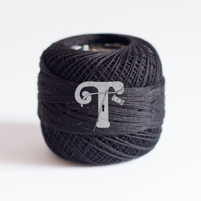 Novelo de fio preto com etiqueta branca e letra T cinza