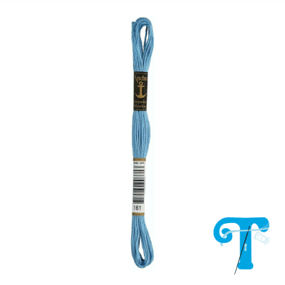 Linha azul claro para bordados Anchor com etiqueta e código 161 sobre fundo branco