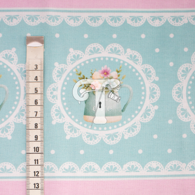 Tecido com padrão floral e fita métrica