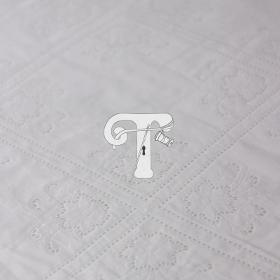 tecido branco com padrão floral bordado em relevo