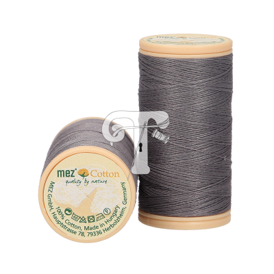 Dois carretéis de linha de costura cinzenta com etiquetas de marca e composição