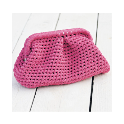 Bolsa de mão rosa trançada sobre chão de madeira branco