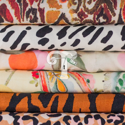 Pilha de tecidos com padrões animais e florais em várias cores