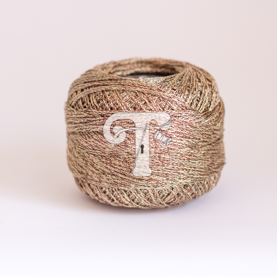 Rolo de linha ou fio dourado com etiqueta branca e letra T