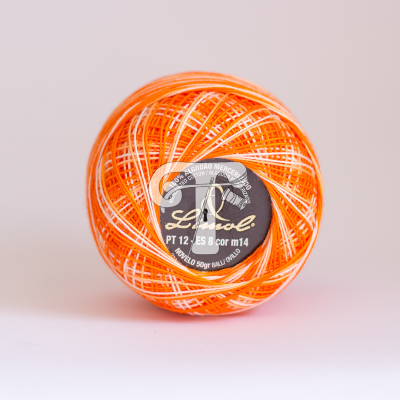 Bola de linha de algodão laranja e branco com etiqueta preta