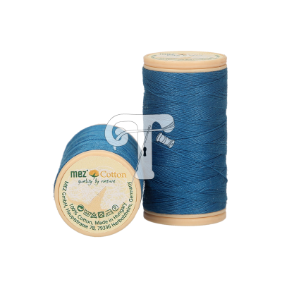 Dois carretéis de linha azul de algodão com rótulos brancos de fabricação alemã