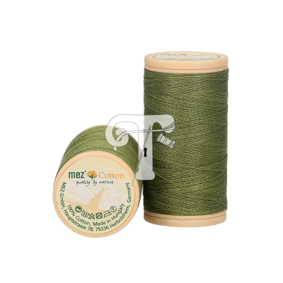 Duas bobinas de linha de algodão verde com base de madeira e texto informativo