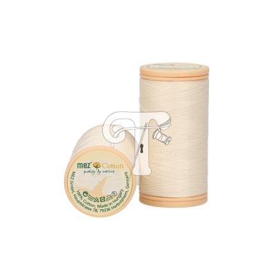 Dois carretéis de linha de costura de algodão bege claro com tampas bege, um em pé e outro deitado com rótulo visível