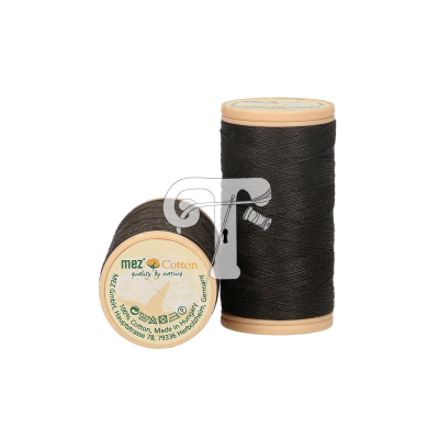 Carretéis de linha de costura preta da marca mez Cotton com rótulo em alemão.