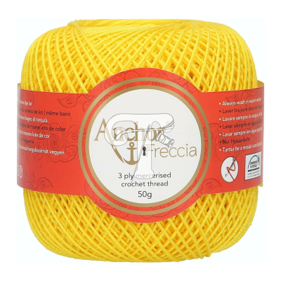 Rolo de fio de croché amarelo com rótulo vermelho e texto em várias línguas