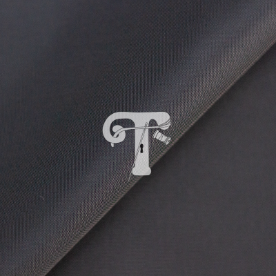 tecido preto com textura fina em duas tonalidades de cinza em dobra