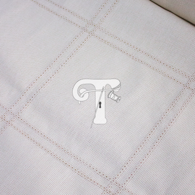 Tecido branco com padrão quadriculado em linha castanha bordada