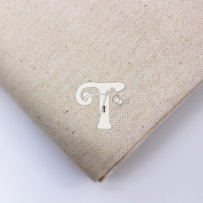 tecido bege de algodão com padrão de pequenos pontos e logótipo T