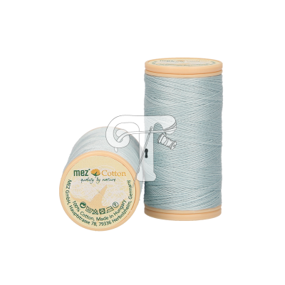 Dois carretéis de linha de algodão azul claro mez Cotton com rótulos visíveis em fundo branco