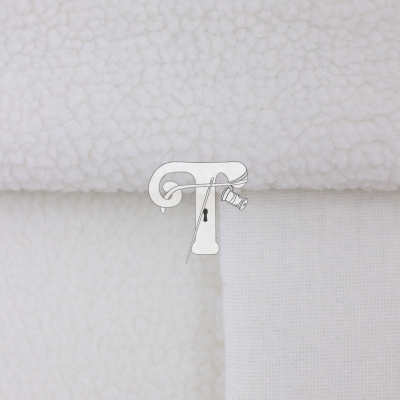 Detalhe de tecido branco com padrão de lã de carneiro e parte lisa