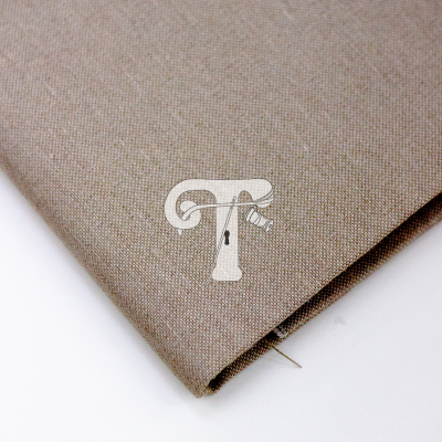 Tecido castanho bege com textura tipo linho e alfinete na dobra