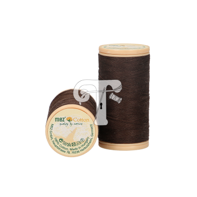 Carretéis de linha castanha escura com rótulo 'mez Cotton Quality by Nature'.
