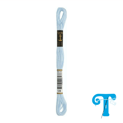 Novelo de fio para bordado azul claro com etiqueta preta e código 128