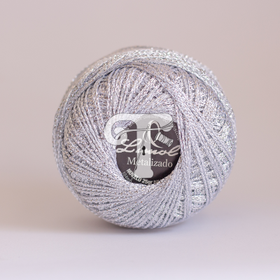 Novelo de linha metálica prateada com etiqueta Anchor Metalizado