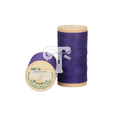 Dois carretéis de linha roxa com etiqueta 'mez Cotton purity by nature'