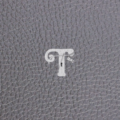 Superfície cinzenta texturizada com logótipo branco T e P entrelaçados