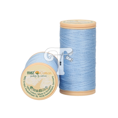 Dois carretéis de linha de algodão azul claro mez Cotton com rótulos visíveis