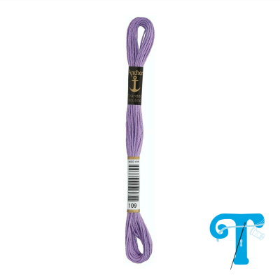 Meada de fio de bordar lilás com etiqueta Anchor e código 109 sobre fundo branco