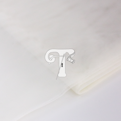 tecido branco translúcido com logótipo em relevo