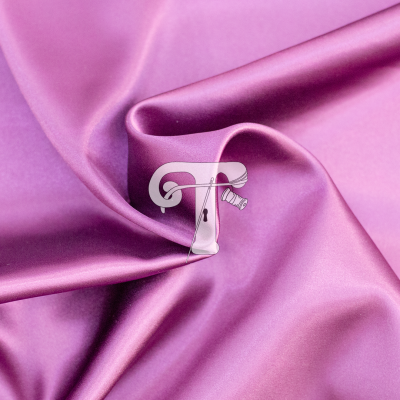 tecido rosa brilhante acetinado com superfície suave
