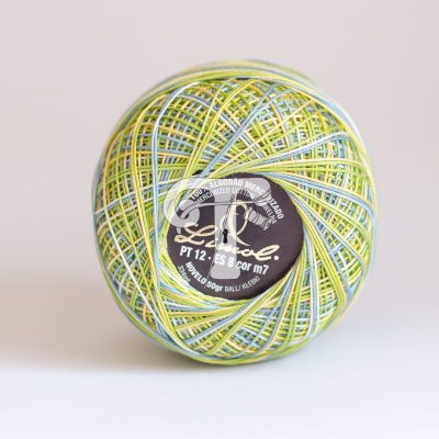 Rolo de linha colorido em algodão mercerizado com etiqueta preta no centro