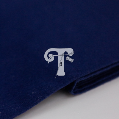 Tecido azul escuro dobrado