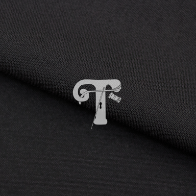 Tecido preto fino com dobra e marca d'água em forma de letra T