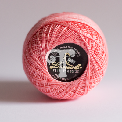 Novelo de linha de algodão mercerizado rosa com etiqueta preta