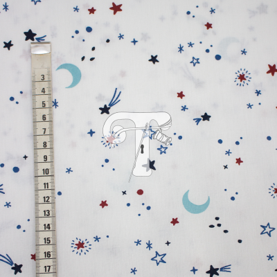 Tecido branco com padrão de estrelas, luas e pontos coloridos com fita métrica ao lado