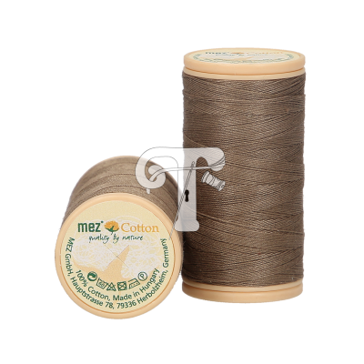 Dois carretéis de linha de costura castanha da mez Cotton sobre fundo branco