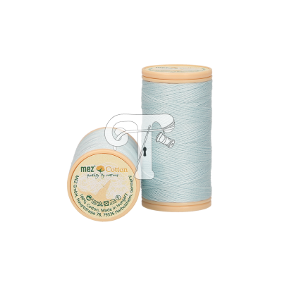 Dois carretéis de linha de algodão azul claro com rótulo da marca mez Cotton