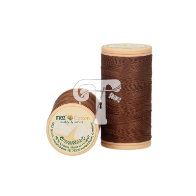 Dois carretéis de linha de costura de algodão marrom escuro sobre fundo branco