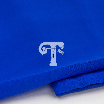 Tecido azul dobrado com logotipo T e agulha central