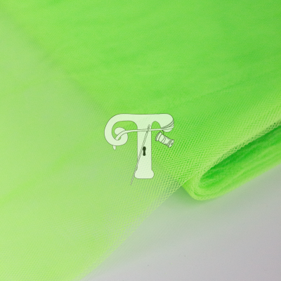 Tecido de tule verde limão com textura fina e translúcida