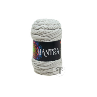 Rolo de fio bege claro com rótulo preto e texto MANTRA